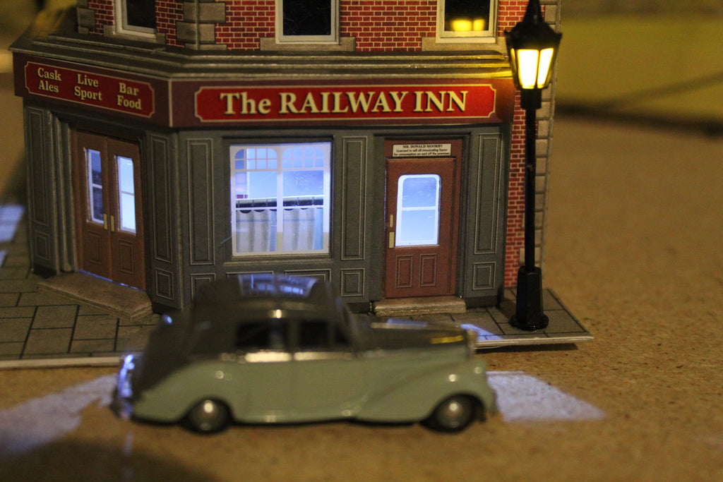 Metcalfe  00 Scale Railway Inn Pub,  Lights & Street  Lights, Custom Build.