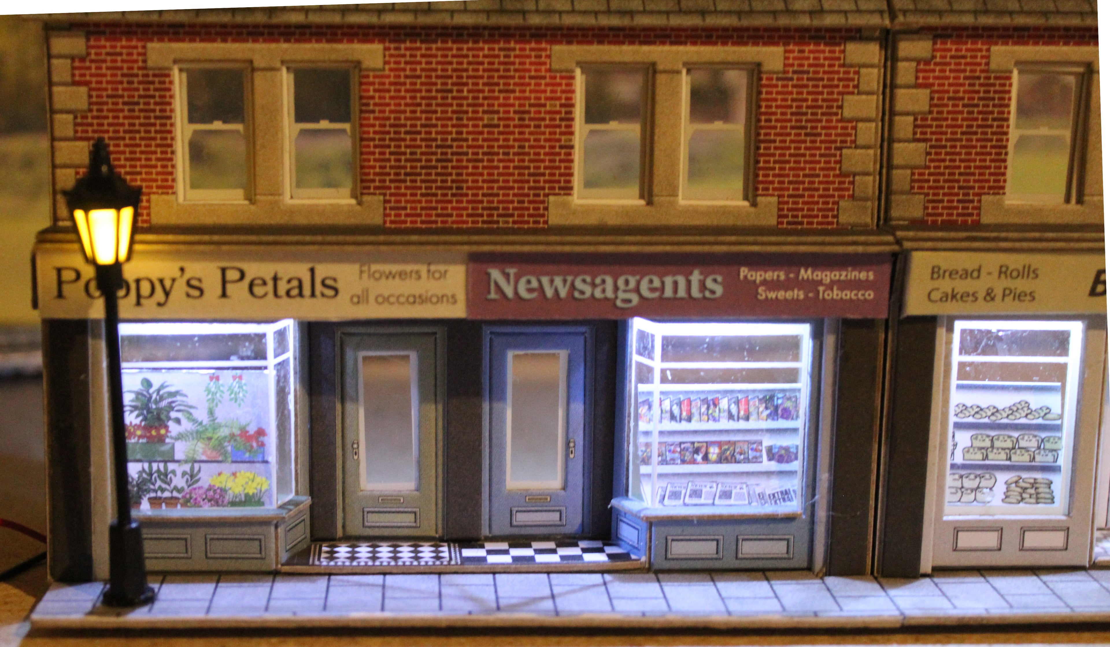 Metcalfe  00 Scale Brick Shops Row,  Lights & Street  Lights, Custom Build.